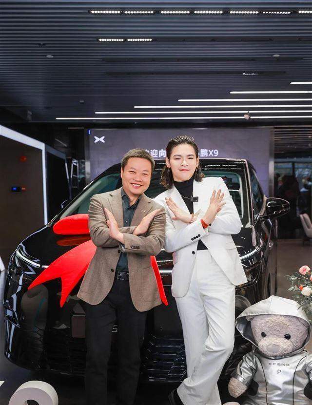 向佐喜提新车，他穿西装也浓妆艳抹，CEO何小鹏亲自交付排面大