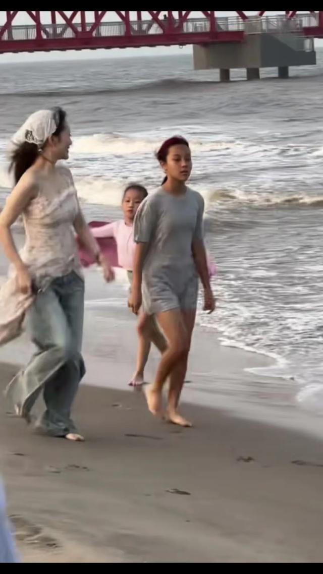 43岁李小璐和甜馨海边度假 太有少女感