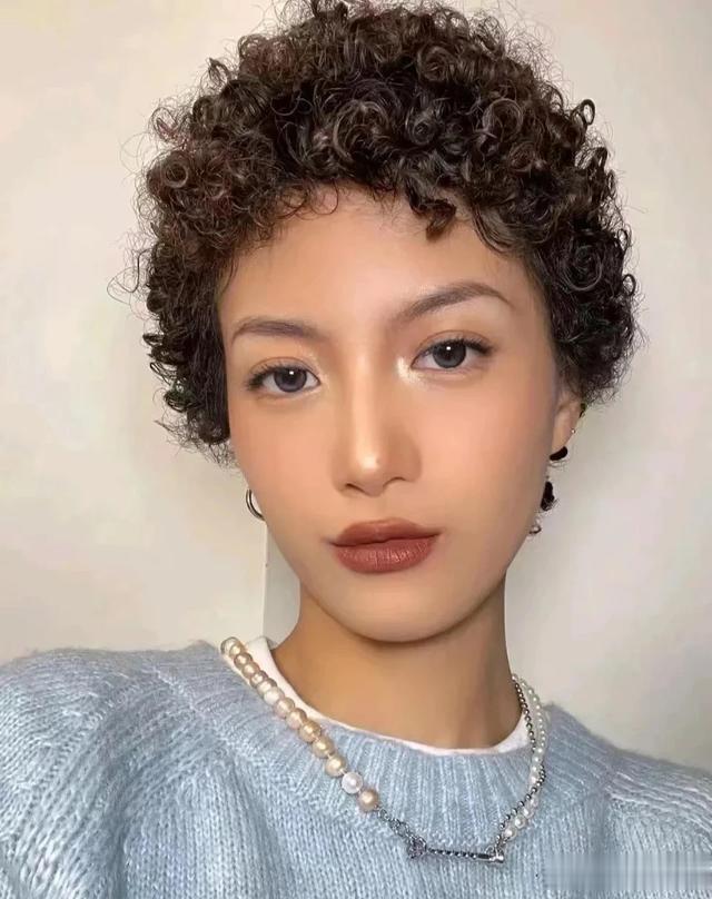 迷人的港风超短烫