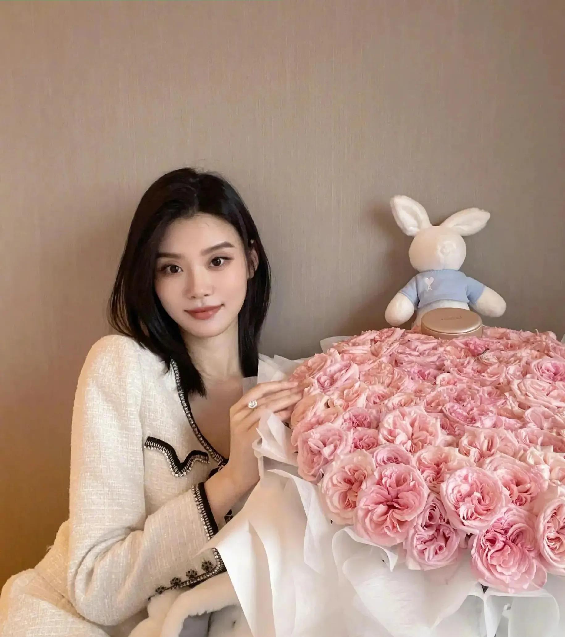 奚梦瑶现身私立医院，穿着宽松，小腹微凸，网友：有三胎了？