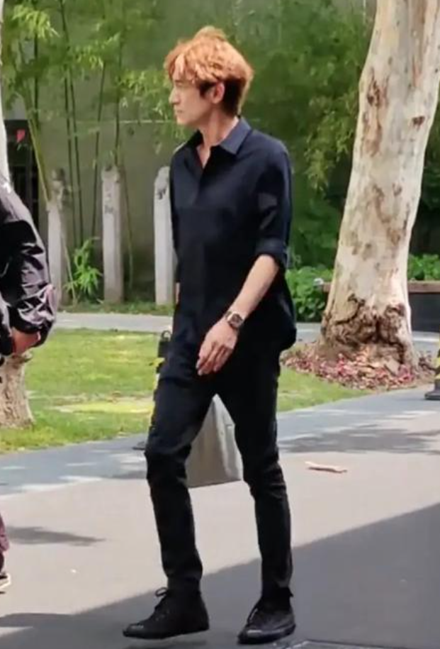 36岁林更新在上戏考博面试!一身黑衣冷酷帅气,小11岁女友未陪同