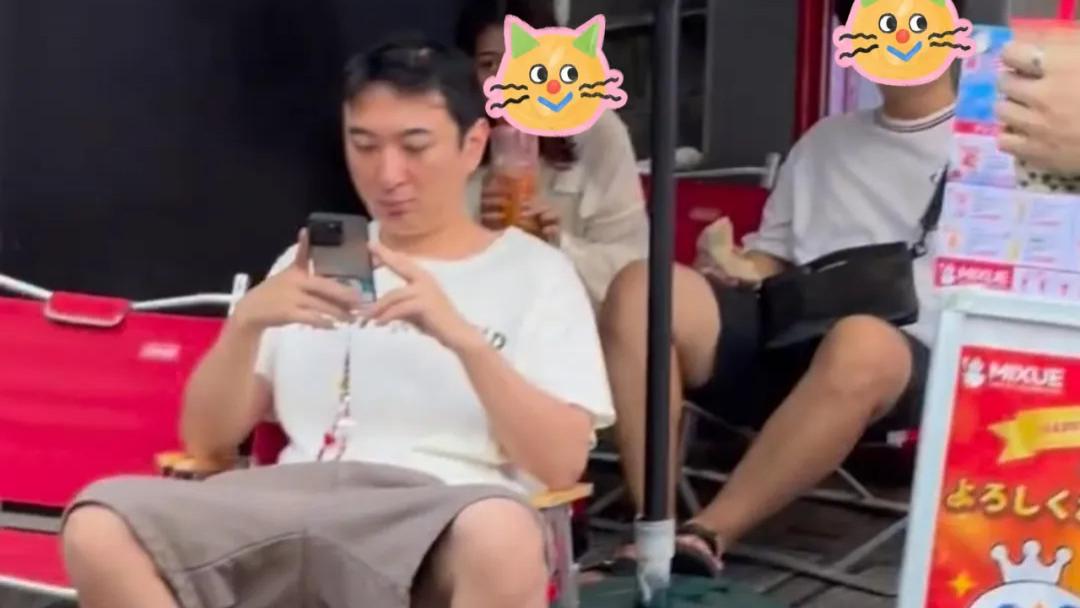 王思聪东京街头喝廉价茶饮，36岁就秃头，懒理私生子事件已结新欢