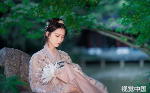 我娘去世的那一天，我爹正一身红衣娶他的白月光，后来他却又为娘亲发了疯