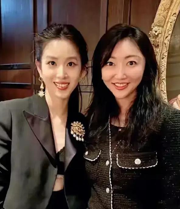 章泽天盛装出席校友会,胸针却引发猜疑,她比刘强东还要“精明”