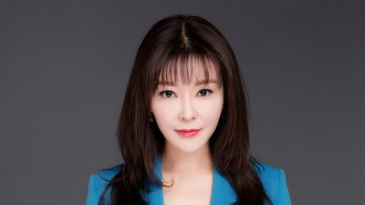 前央视主持人现身死海，泳衣两万，包包六位数，一身装备高达百