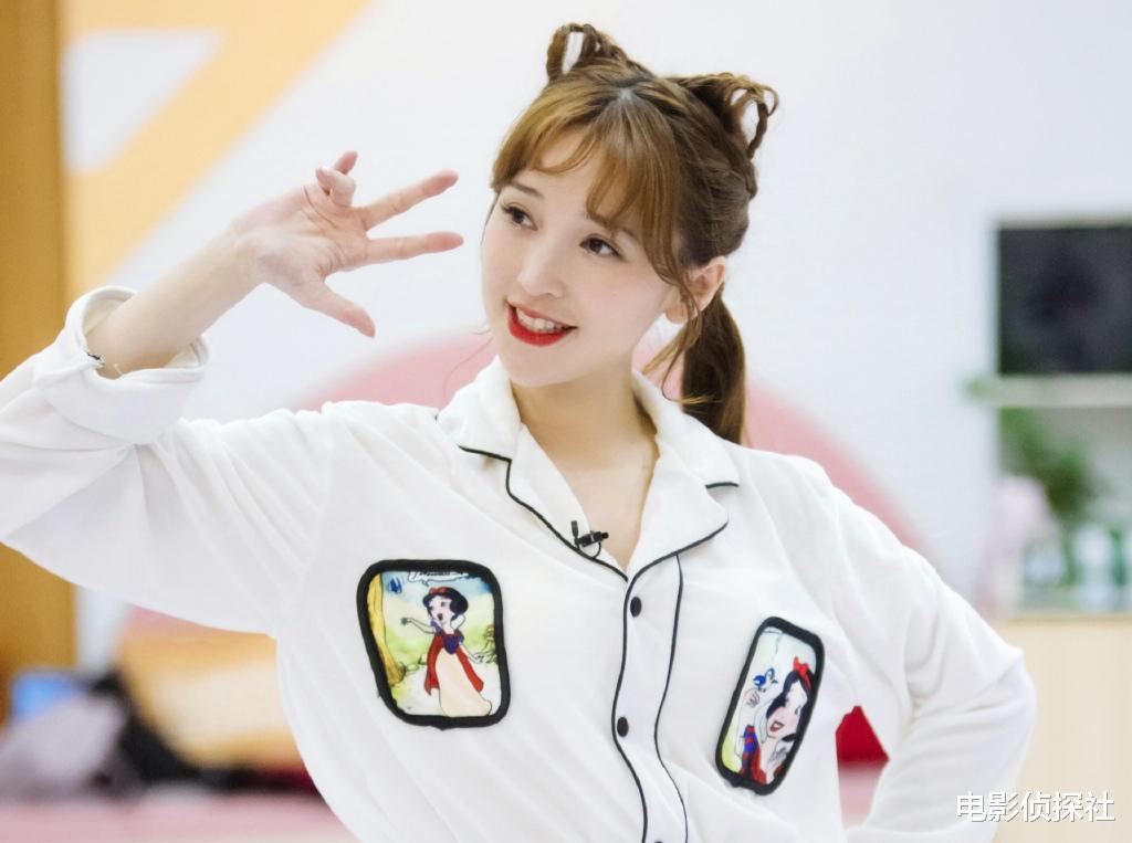 金莎与男友外出游玩生图曝光,少女打扮却难掩沧桑,网友评论扎心