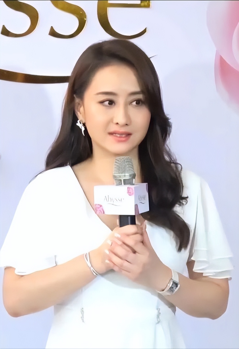 50岁陈德容胖了，更漂亮！没整容，和同龄贾静雯、王艳比，赢麻了