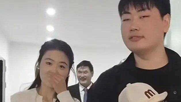 大衣哥家祖孙三代近照曝光，朱单伟与陈萌很幸福，陈亚男终成笑话