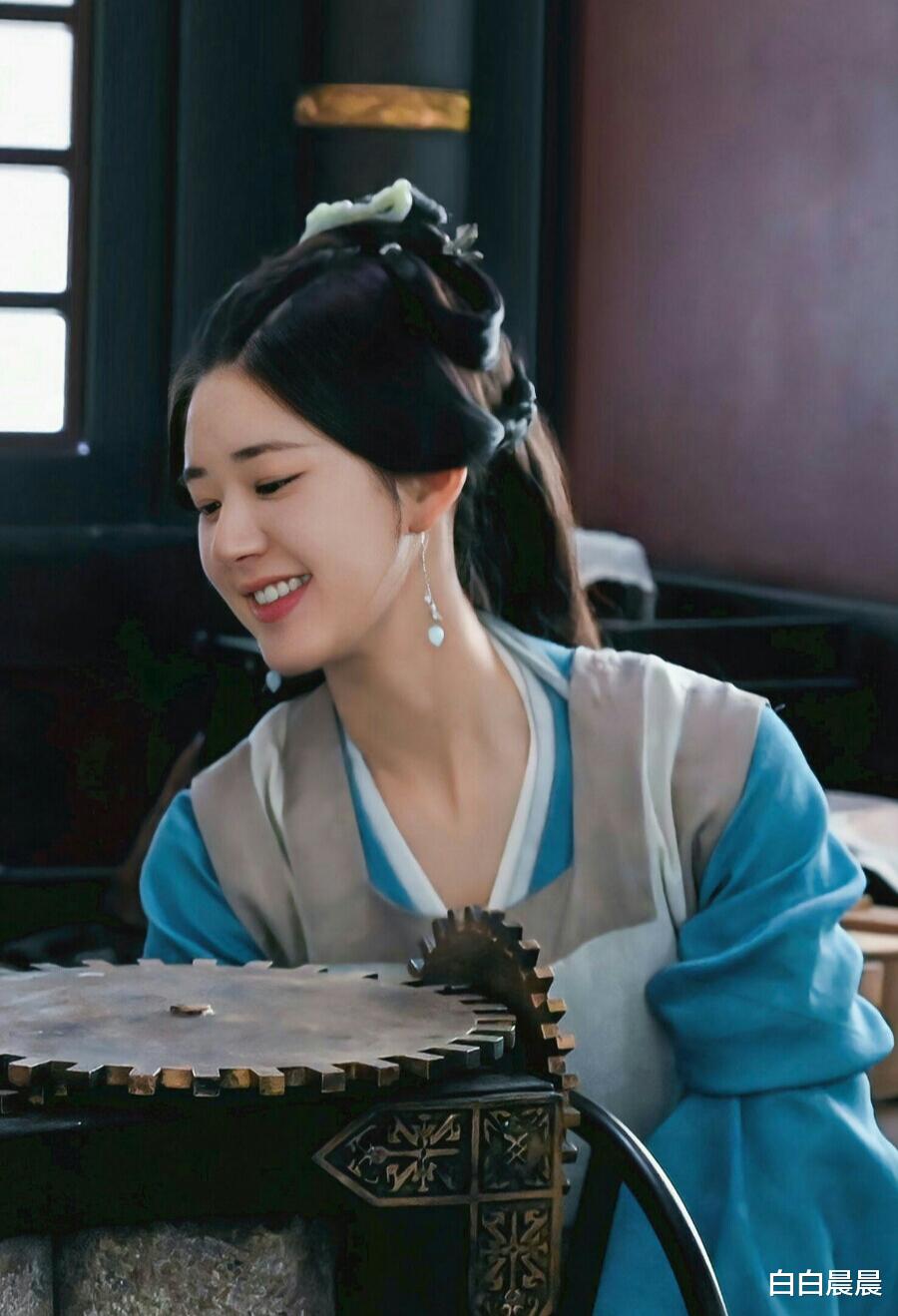 赵露思晒吊带背心日常照，身材热辣满脸油光，荷尔蒙气息浓郁好撩人