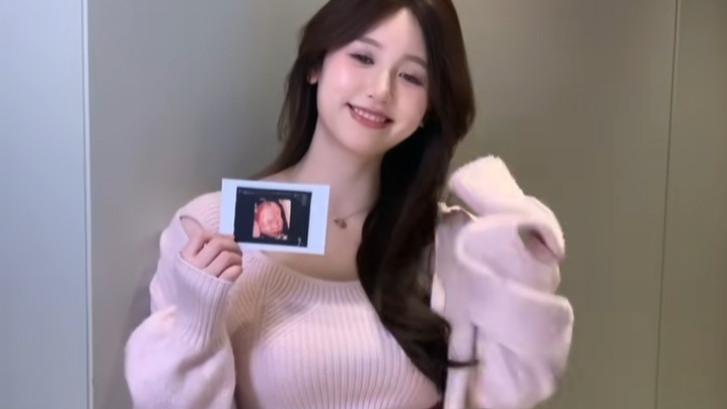 “蓝色战衣”一栗小莎子怀孕，挺着大肚子官宣，没想到早已是人妻