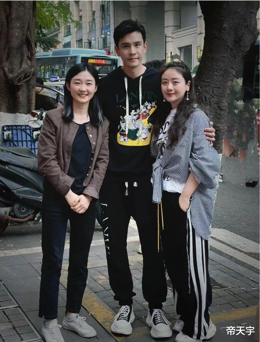 44岁的小李琳逛街吃烧烤被吐槽变胖了,网友:对女人这么大敌意