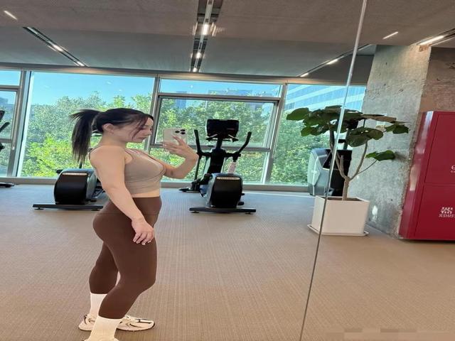 李小璐财富自由引热议，贾乃亮直播遭吐槽？