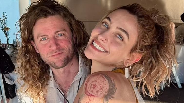 迈克尔·杰克逊26岁女儿宣布订婚，未婚夫却被担心觊觎她的上亿财富