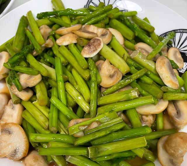 8岁男孩晒妈妈离婚后晚餐对比,家里伙食大变样,网友:太心酸!