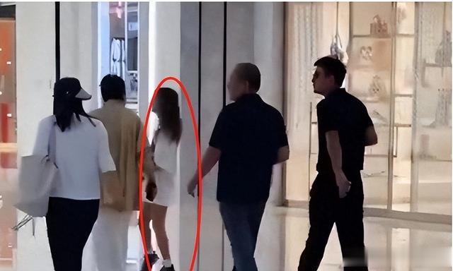 42岁李小璐山顶拍摄被偶遇,个子好矮像1米5,浓妆艳抹愁眉苦脸