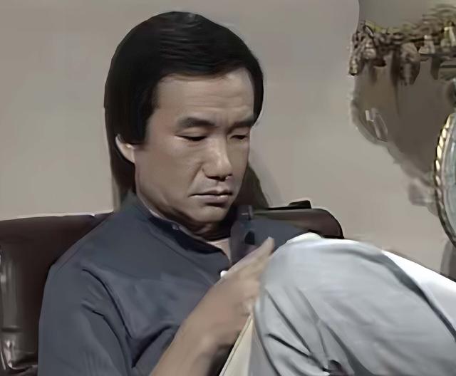 突传噩耗!香港知名主持人被曝离世,移民加拿大深居简出多年