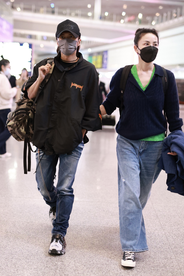 王菲谢霆锋现身机场,44岁谢霆锋把手搭在王菲腿上,很是恩爱!