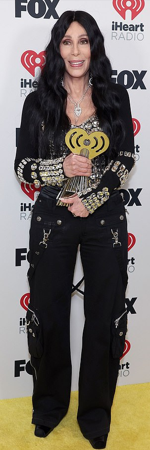 77岁雪儿和38岁小男友在颁奖礼上亲吻！把人甜到了，雪儿确实很嫩