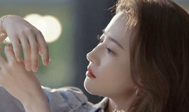 腰粗膀大、赘肉满满，忽胖忽瘦的刘亦菲哪来的底气“拽”？