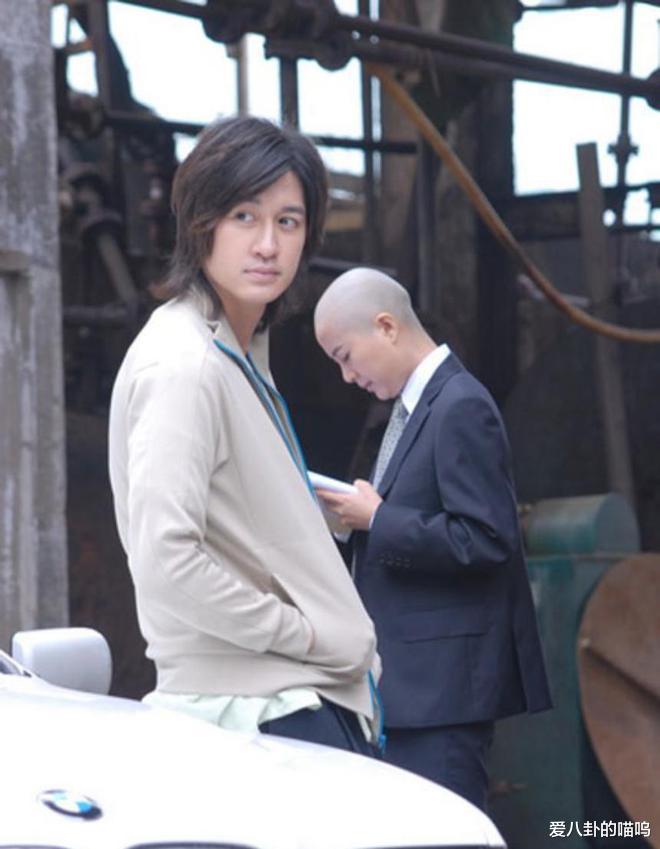 “花美男”唐治平：出道24年欠债20万，母亲绝望自杀，他拒认遗体