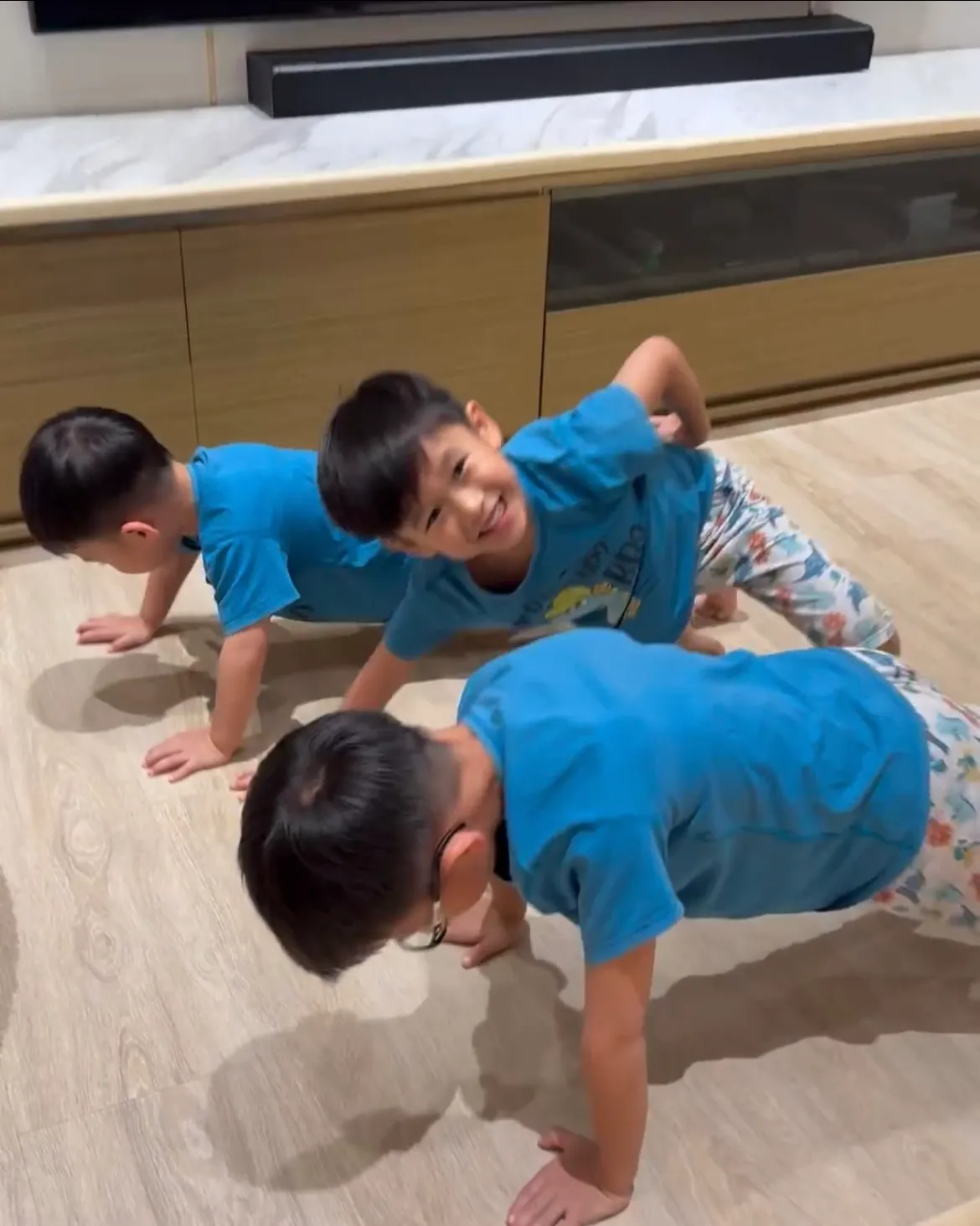 胡杏儿三个儿子比赛做俯卧撑，尽显男孩子的胜负欲，李乘德笑不停