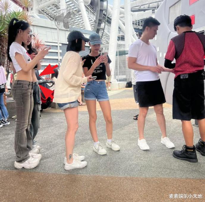 小S女儿这是穿的啥?走在街上不尴尬吗?