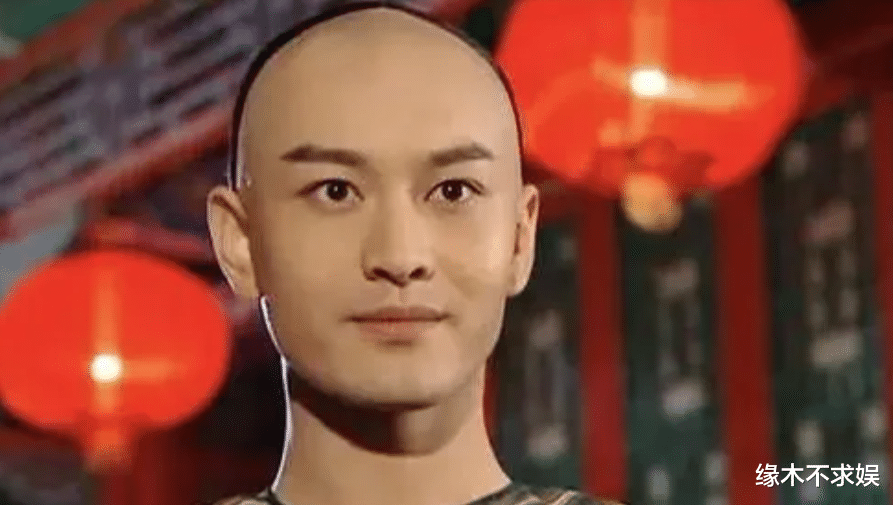 黄晓明4天传2个噩耗,Angelababy和任达华一家看比赛,美貌太出众