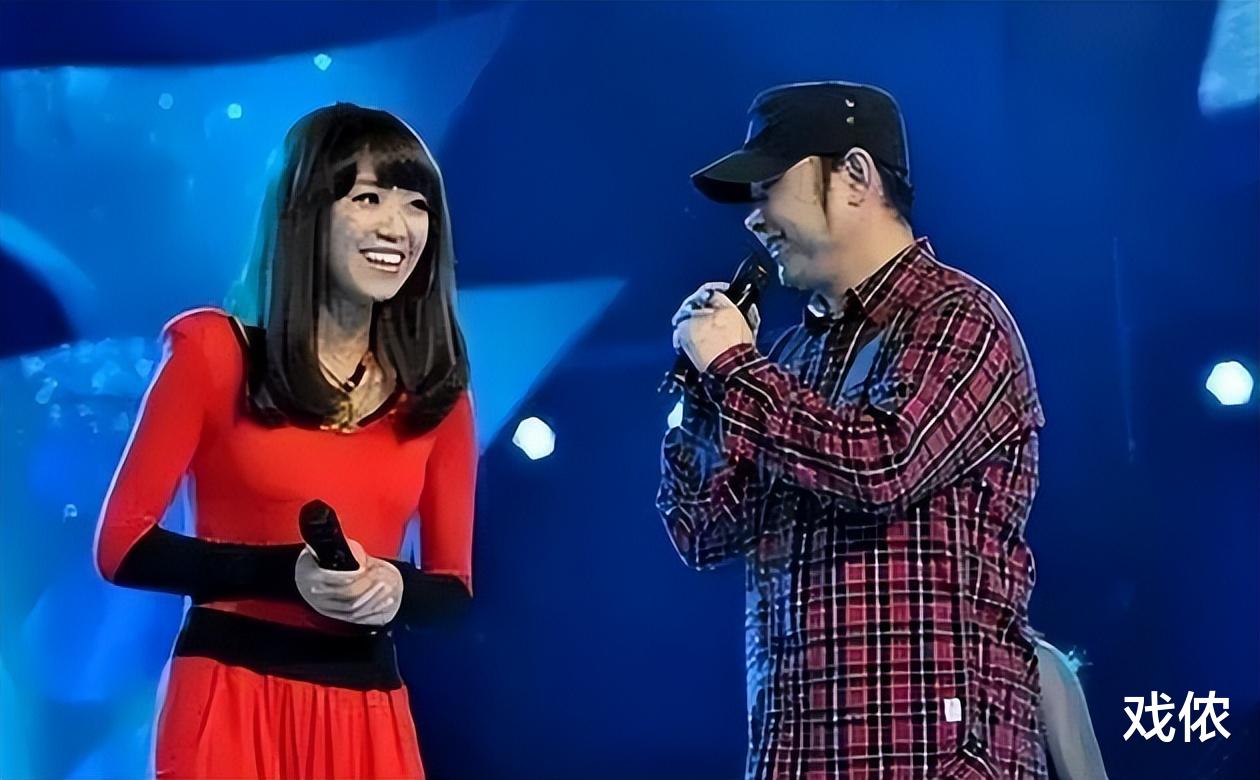 云朵直播控诉网暴,网友辣评一针见血:感恩所有人,除了恩师刀郎