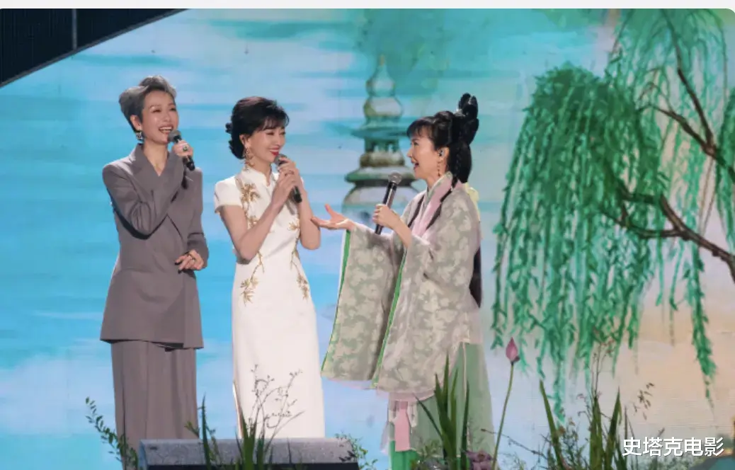 70岁赵雅芝和61岁叶童合照:医美和自然老去的差别显而易见