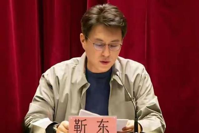 演员靳东，担任正厅级干部，出行领导陪同，体制内可比影帝强多了