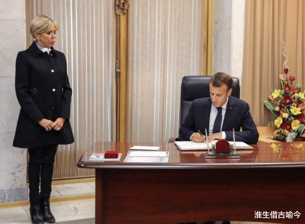 马克龙有多爱大24岁布丽吉特?在游艇上摸着她的脚踝,深情注视她