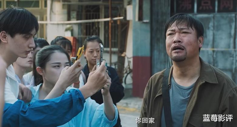 贾冰新片上线1天,夺下热榜第一,讽刺感拉满,喜剧片再出黑马!