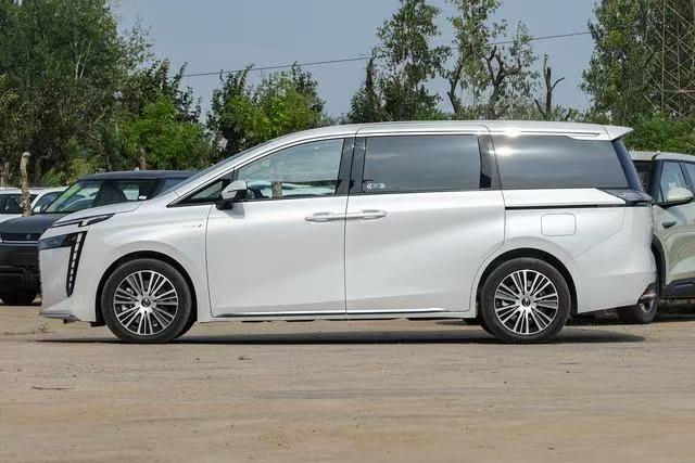 座椅7座布局，续航1200km，售21.68万元，家用可以看这款MPV