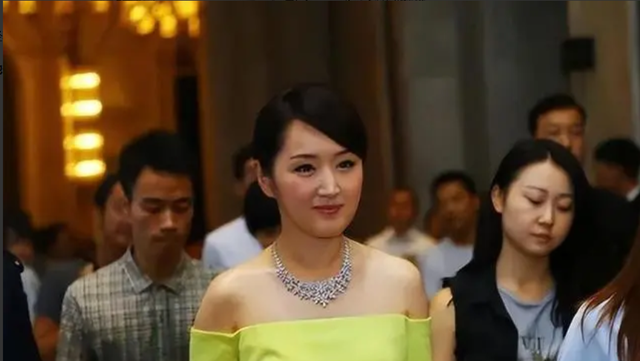 杨钰莹终究是老了,在美颜下看似年轻,但身材多少还是有点暴露了