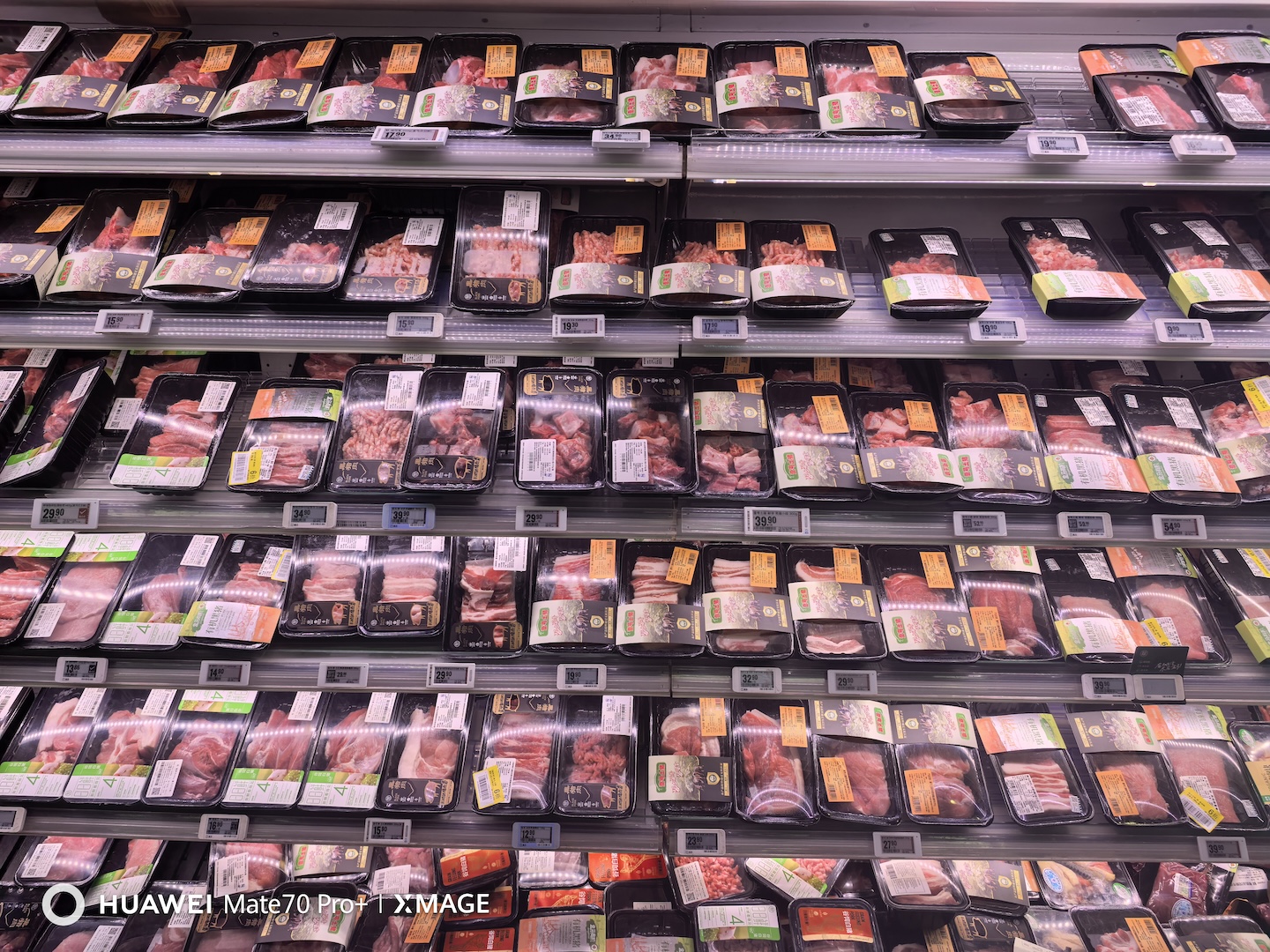 华为Mate 70红枫原色强得飞起,手机影像再攀高峰!