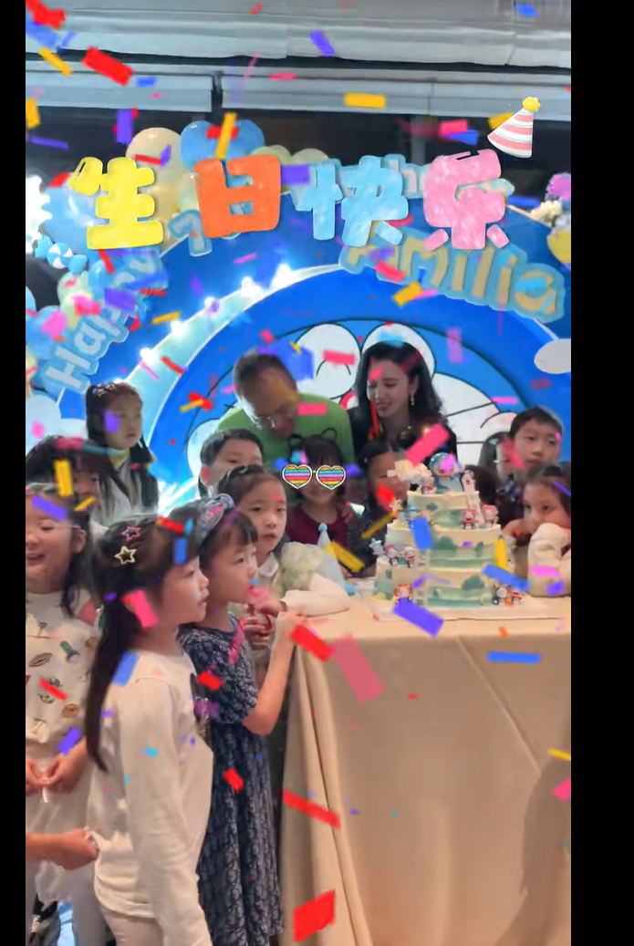 43岁张萌为女儿庆7岁生日, 老公吕超罕见露面, 贝贝正脸像爸爸
