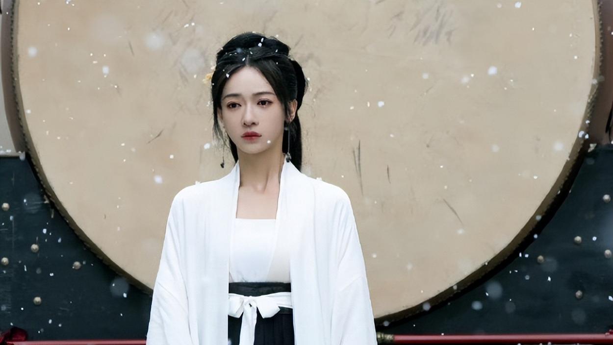 同样硬演“绝世美人”，将33岁吴谨言跟29岁白鹿放一起，差距明显