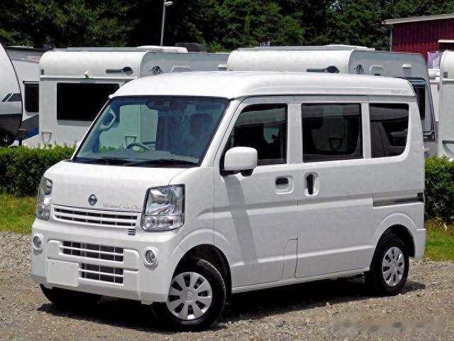 日产NV100微型面包露营车，排量小仅0.66升，座椅上面配折叠床