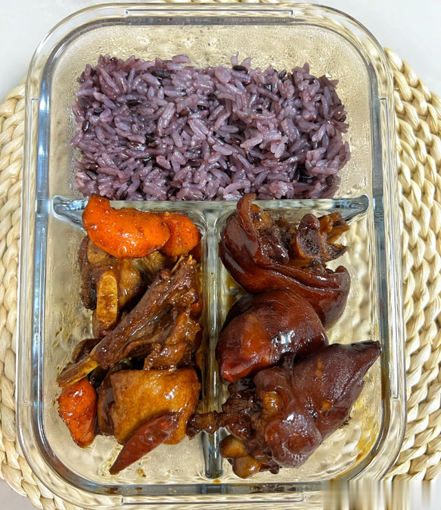 安徽女子带饭上班，同事之间议论不已，老板：再带饭就别干了