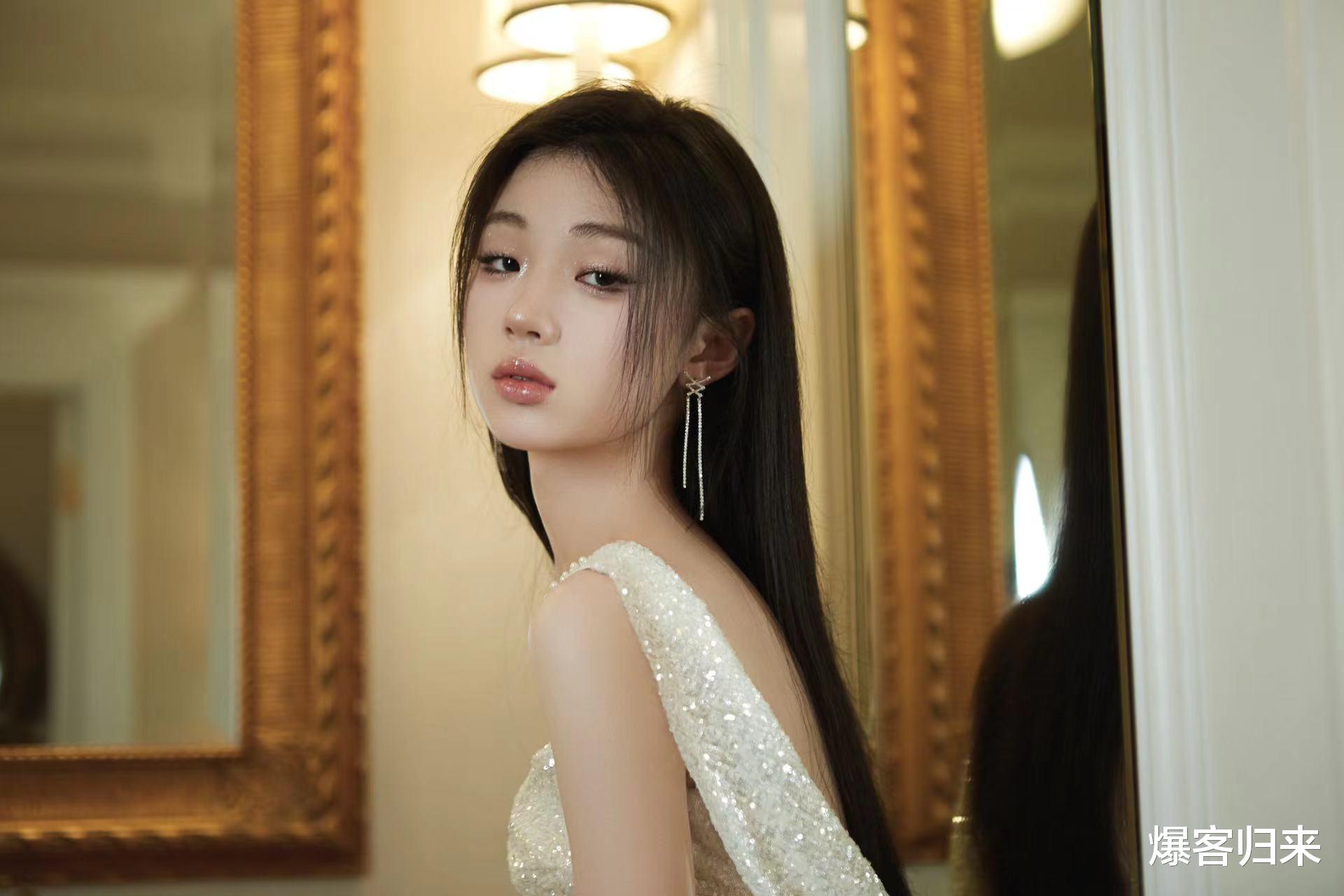 单依纯自曝整容计划被医生劝阻，原生态美貌引发热议