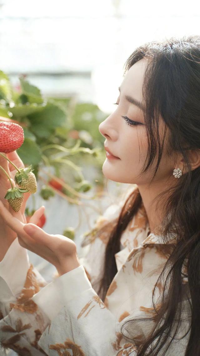 杨幂，18岁的迷人照片分享给大家一起欣赏呗！太罕见的女神已上线