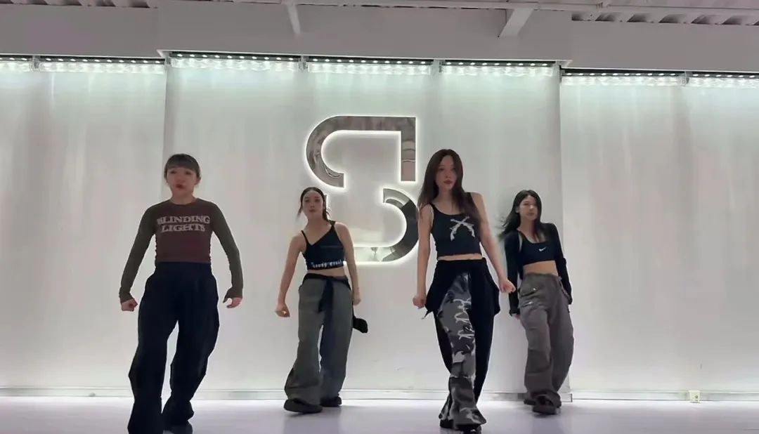 43岁李小璐穿背心跳舞超卖力,热辣身材赛过18岁大学生,全网喊话原地出道