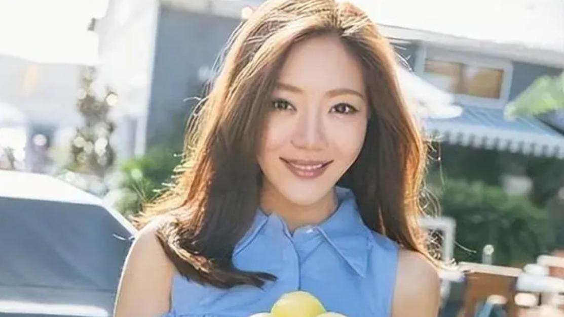 演员邓家佳：嫁圈外人10年婚姻和平分手，离婚5年事业爱情双丰收