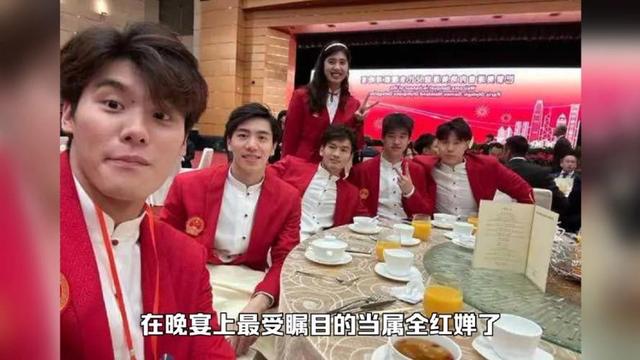 香港晚宴名场面:全红婵喝可乐被偷亲,霍启刚弯腰宠溺全红婵!