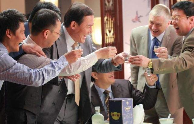 酒桌座位有多讲究？建议男人：记住“4种座次”，免得乱坐惹人烦