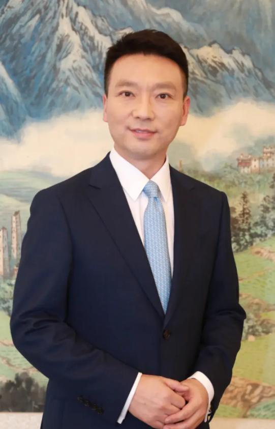 央视主持康辉:传出好消息,苦熬这么多年,终于迎来官宣!