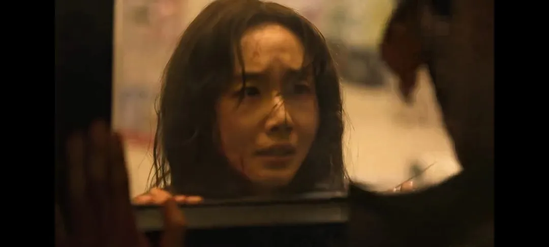 Netflix《寄生兽：灰色部队》本土化改编、人物与寄生讽刺