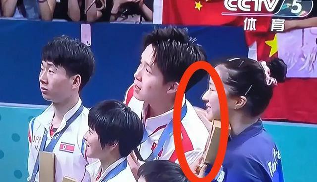 申裕斌与王楚钦合影，韩女心生欢喜，钟情大头