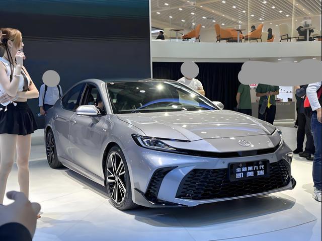 日系高颜值中型轿车，车长4950mm搭载2.0L电混系统，售20.28万起