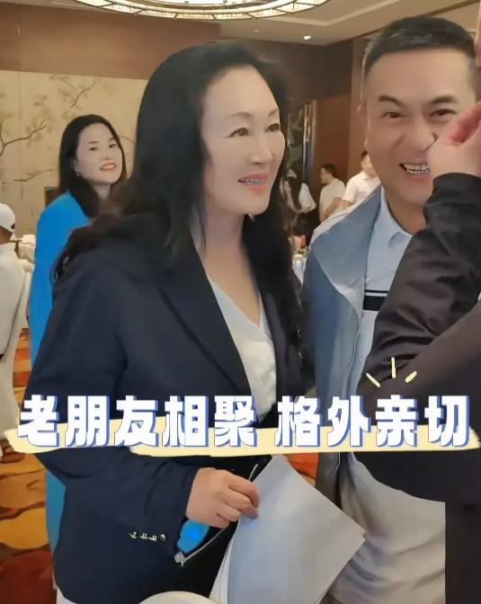 57岁王志文罕见露面!身体发福,头发掉谢顶,与女友人拥抱乐开花